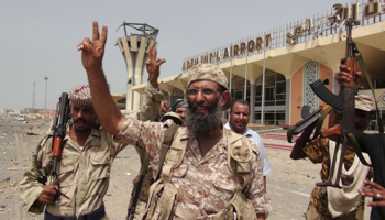 Southern Resistance fighters flash the victory sign at the international airport in Aden (Reuters/Stringer Shanghai)