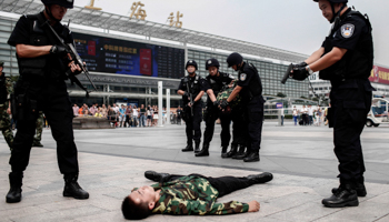 Police take part in an anti-terrorism exercise in Shanghai (Reuters/Stringer)