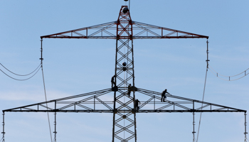 Workers renovate an electricity pylon near Gilching south of Munich (Reuters/Michaela Rehle)