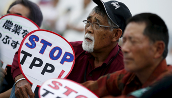 Farmers holding placards against TTP in a rally against Shinzo Abe's administration in Tokyo (Reuters/Yuya Shino)