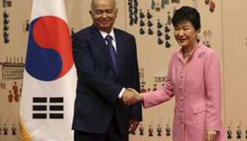 President Islam Karimov and President Park Geun-hye (REUTERS/Lee Jin-man/Pool)