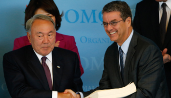 WTO Director general Roberto Azevedo shakes hands with Nazarbayev during the accession ceremony (Reuters/Denis Balibouse)