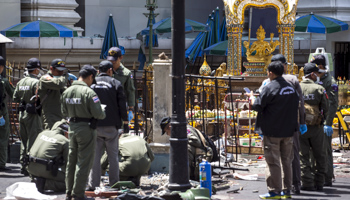 Experts investigate the Erawan shrine at the site of a deadly blast in central Bangkok, Thailand (Reuters/Athit Perawongmetha)
