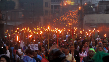 Demonstrators demand the resignation of Hernandez in Tegucigalpa (Reuters/Jorge Cabrera)