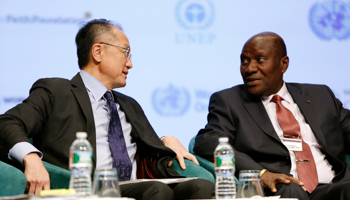 World Bank President Jim Yong Kim talks with Daniel Duncan, Prime Minister of Cote d'Ivoire, World Bank headquarters in Washington (Reuters/Gary Cameron)