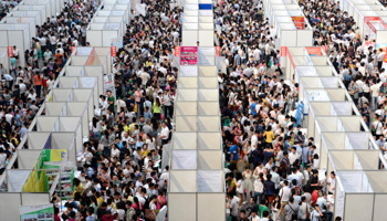 Thousands of job seekers visit booths at a job fair in Chongqing municipality, China(Reuters/Stringer)