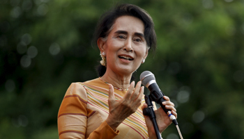 Myanmar pro-democracy leader Aung San Suu Kyi gives a speech in Shan state, Myanmar (Reuters/Soe Zeya Tun)
