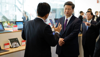 Harry Shum (left), Microsoft Executive Vice President of Technology and Research, talks with Chinese President Xi Jinping (Reuters/Ted S. Warren/Pool)