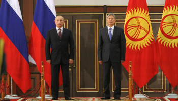 President Vladimir Putin and Almazbek Atambayev at a welcoming ceremony (Reuters/Vladimir Pirogov)