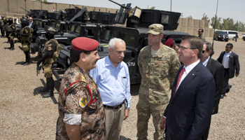 US Defense Secretary Ash Carter and a US Special Forces Group with Iraqi Major General Falah al Mohamedawi at a training exercise at the Iraqi Counter Terrorism Service Academy (Reuters/Carolyn Kaster/Pool)