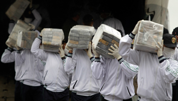 Police officers carry seized cocaine in Lima, 2014 (Reuters/Enrique Castro-Mendivil)