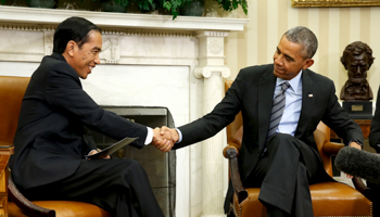 President Barack Obama and President Joko Widodo shake hands after their meeting in the Oval Office at the White House in Washington, October 26, 2015 (Reuters/Jonathan Ernst)