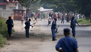 Policemen and protesters clash during a protest against Burundi President Pierre Nkurunziza (Reuters/Goran Tomasevic)