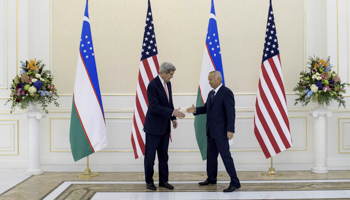 Uzbek President Islam Karimov shakes hands with US Secretary of State John Kerry (Reuters/Brendan Smialowski/Pool)