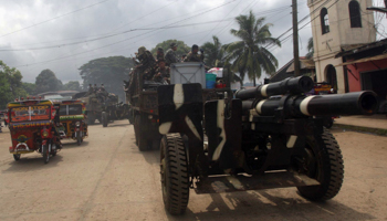 A military truck tows a 105 mm howitzer as soldiers arrive in Jolo, Sulu southern Philippines October 16, 2014 (Reuters/Stringer)