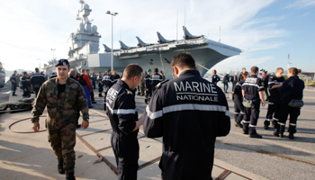 French Navy crew members on the docks in front of the French nuclear-powered aircraft carrier Charles de Gaulle  before its departure from the naval base of Toulon, November 18, 2015 (Reuters/Jean)