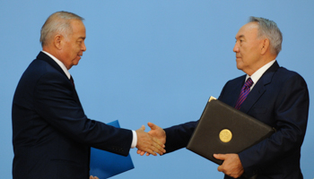 Kazkhstan's President Nursultan Nazarbayev (R) shakes hands with his counterpart from Uzbekistan Islam Karimov during a meeting in Astana, September 7, 2012. (Reuters/Mukhtar Kholdorbekov)