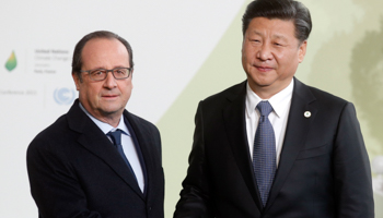 French President Francois Hollande, left, welcomes Chinese President Xi Jinping as he arrives for the opening day of the COP21 at Le Bourget, France (Reuters/Christian Hartmann)