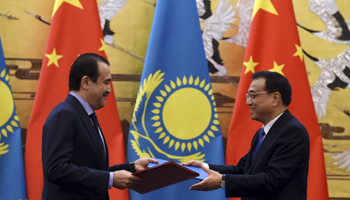 Kazakhstan Prime Minister Karim Massimov, left, with Chinese Premier Li Keqiang during a signing ceremony in Beijing, China (Reuters/Greg Baker/Pool)