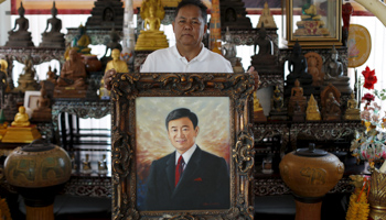 Red shirt movement leader Kwanchai Praipana with a portrait of Thaksin Shinawatra  (Reuters/Jorge Silva)