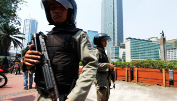 Indonesian anti-terror policemen stand guard at the business district in Jakarta (Reuters/Beawiharta)