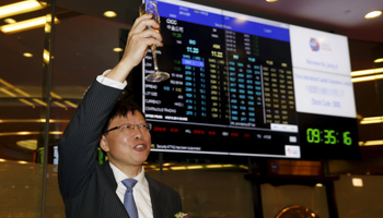 China International Capital Corp chairman Ding Xuedong celebrates during the debut of CICC at the Hong Kong Stock Exchanges in Hong Kong (Reuters/Bobby Yip)