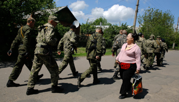 A local woman welcomes pro-Russian paramilitaries going to vote in a referendum in the eastern Ukrainian city of Slavyansk (Reuters/Yannis Behrakis)