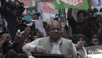 Prime Minister Nawaz Sharif at a political rally (Reuters/Mohsin Raza)