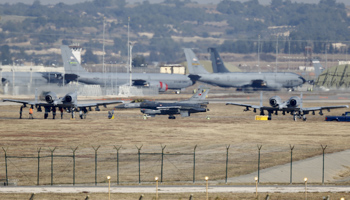 A Turkish Air Force F-16 fighter jet, Centre foreground, between US Air Force A-10 Thunderbolt II fighter jets at Incirlik airbase, Adana (Reuters/Umit Bektas)