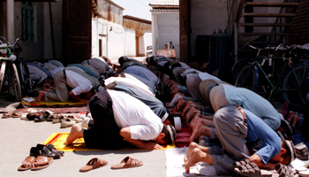 Uzbek muslims bow as they pray (Reuters)