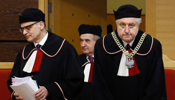 Andrzej Rzeplinski (R) at a session at the Constitutional Tribunal (Reuters/Kacper Pempel)