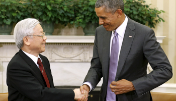 US President Barack Obama shakes hands with Vietnam's Communist Party General Secretary Nguyen Phu Trong, Washington July 7, 2015 (Reuters/Jonathan Ernst)