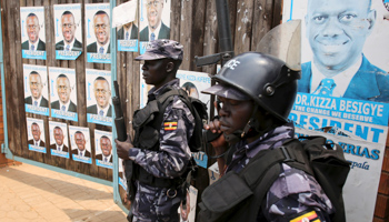 Policemen stand in front of the gate of opposition leader Kizza Besigye's office in Kampala, Uganda (Reuters/Goran Tomasevic)
