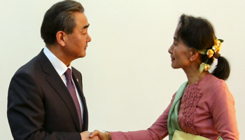 Chinese Foreign Minister Wang Yi shakes hands with Myanmar Foreign Minister Aung San Suu Kyi, in Naypyidaw (Reuters/Thar Byaw)