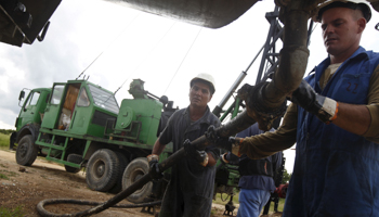 Technicians of Cuba's state-run CUPET work on an oil pump in Mayabeque province (Reuters/Enrique de la Osa)