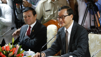 Sam Rainsy and Kem Sokha attend a meeting at the National Assembly in Phnom Penh (Reuters/Samrang Pring)