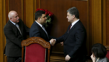 Ukrainian President Petro Poroshenko shakes hands with newly-appointed Prime Minister Volodymyr Groisman (Reuters/Valentyn Ogirenko)
