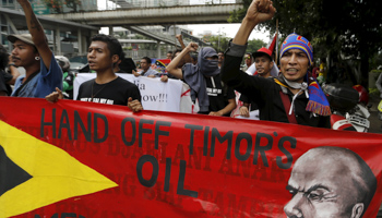 Timorese students protest in front of the Australian embassy in Jakarta, Indonesia (Reuters/Beawiharta)