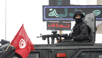 Tunisian armed police officer on patrol near the Libyan border (Reuters/Zoubeir Souissi)