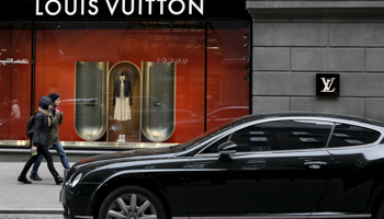 A Bentley car is parked near a Louis Vuitton store, Kyiv (Reuters/Gleb Garanich)