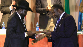 South Sudan's President Salva Kiir and Riek Machar exchange documents after signing a ceasefire agreement in 2015 (Reuters/Tiksa Negeri)