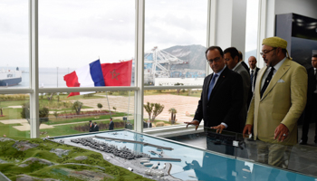 French President Francois Hollande and Morocco's King Mohammed VI look at a Tanger-Med port model (Reuters/Alain Jocard/Pool)