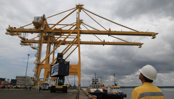 A recently acquired crane at the port of Buenaventura, Valle (Reuters/Jaime Saldarriaga)