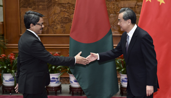 Bangladesh's foreign affairs minister Shahriar Alam and Chinese foreign minister Wang Yi, April 2016. (Reuters/IORI SAGISAWA/Pool)