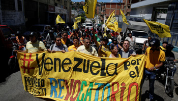 Protesters holding a banner saying 'Venezuelans for a referendum' (Reuters/Marco Bello)