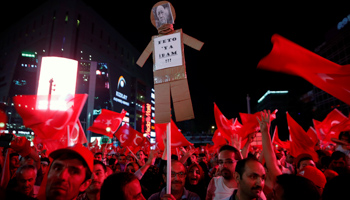 Supporters of President Erdogan with an effigy of US-based cleric Fethullah Gulen demand "Execution for Feto" - a nickname for Gulen. (Reuters/Baz Ratner)