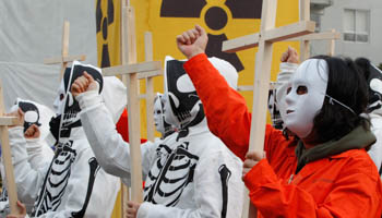 Environmental activists rally against nuclear power in South Korea (Reuters/Jo Yong-Hak)