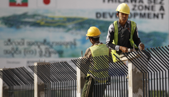 People work at the site of the Thilawa Special Economic Zone (SEZ) project at Thilawa May 8, 2015 (Reuters/Soe Zeya Tun)