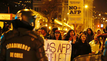 Protesters demand changes to the Chilean pension system (Reuters/Rodrigo Garrido)