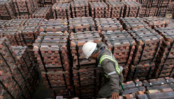 A port worker checks a shipment of copper (Reuters/Eliseo Fernandez/File Photo)